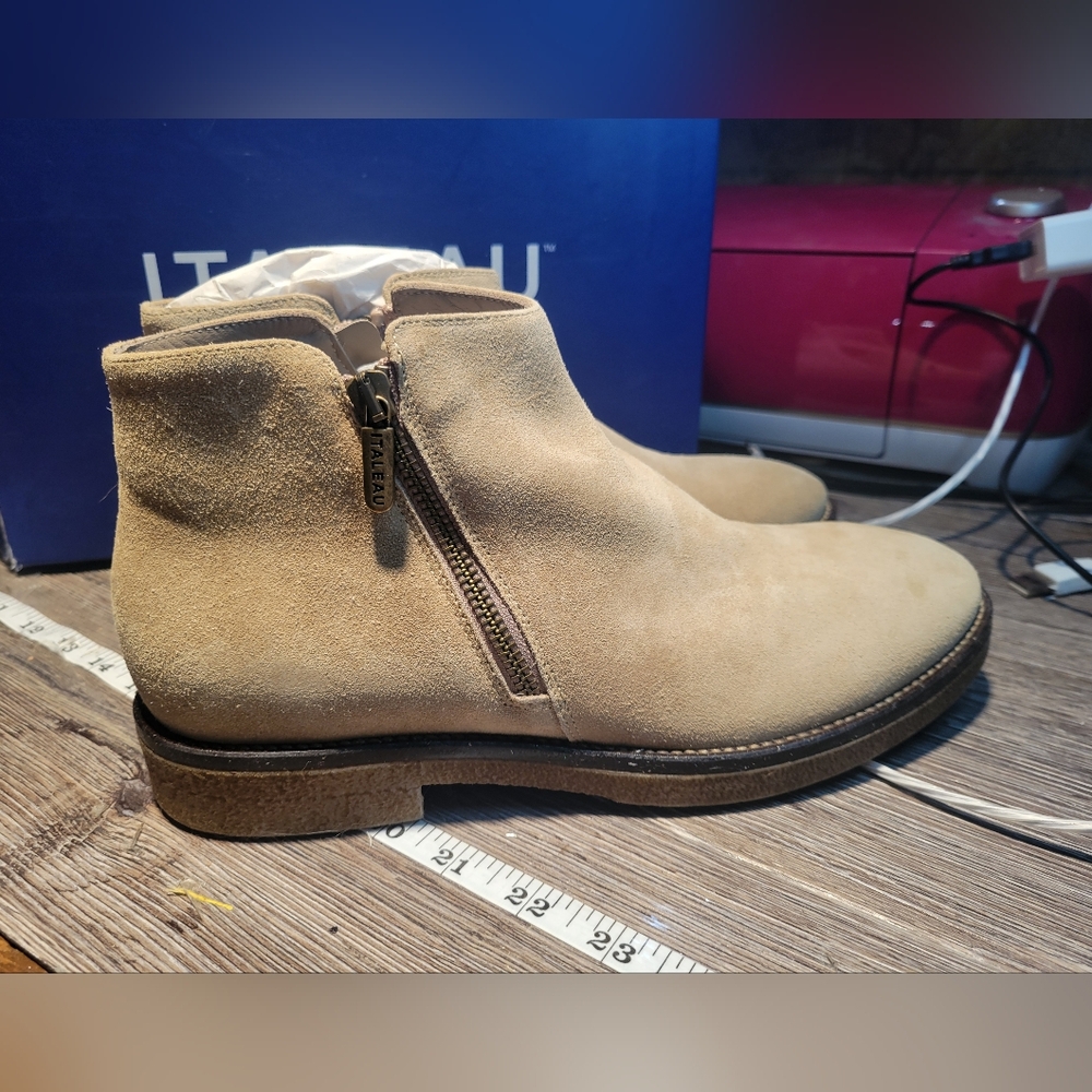 Italeau NEW In Box Tan Suede Velour Taupe Ankle Zipper Boots Size 40 W Dustbag 9